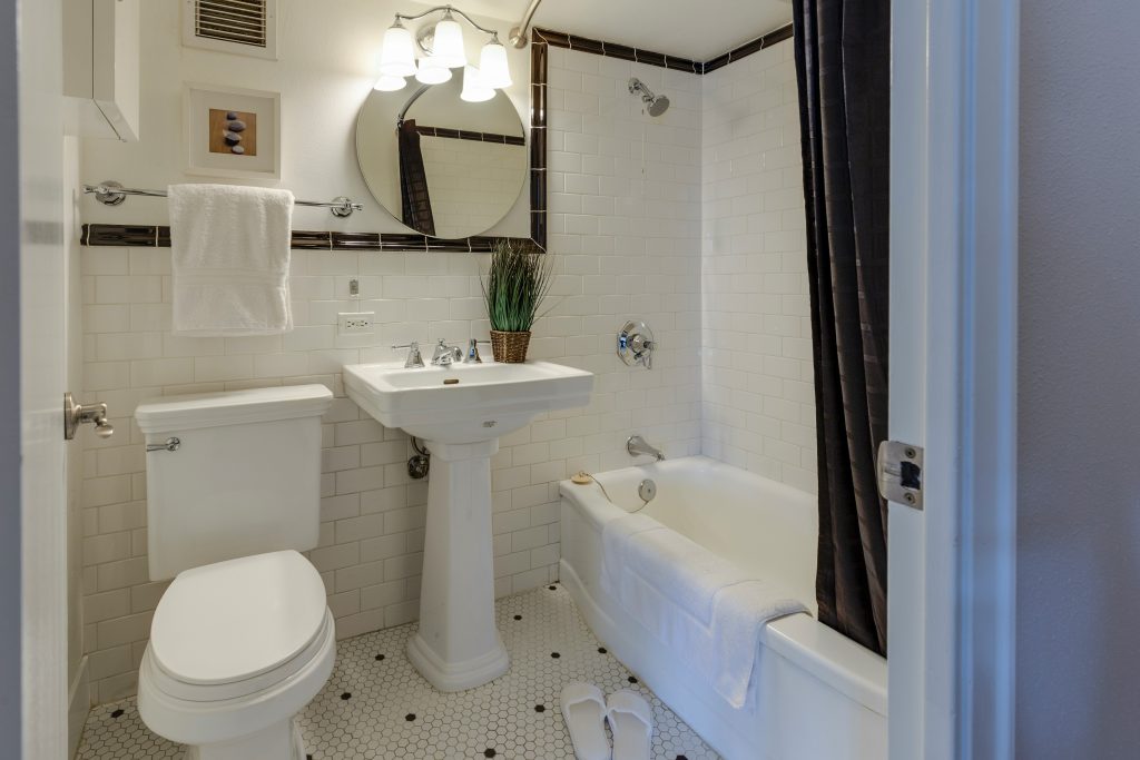 Pedestal sink in bathroom